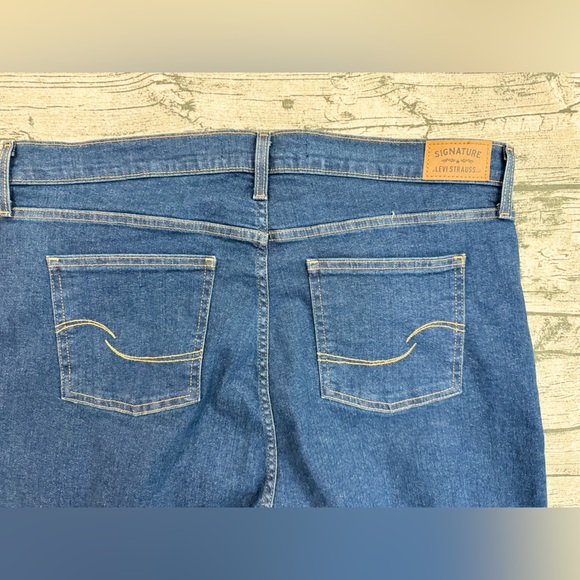 Levi's Women's Heritage High Rise Jeans, Size 20 W35, Distressed Knee, Raw Hem - Picture 8 of 14